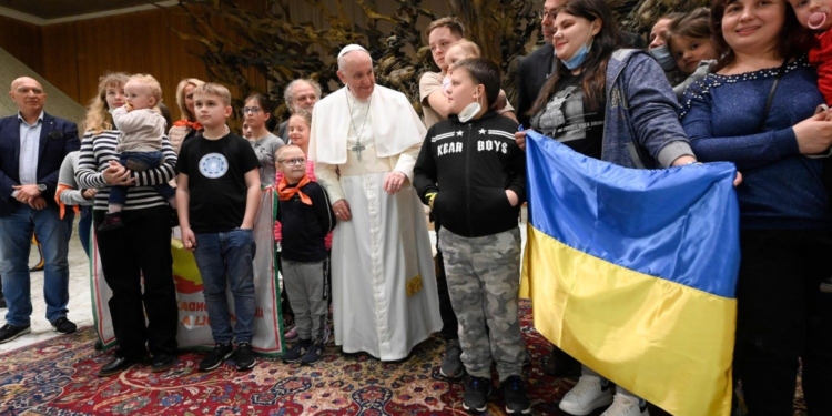 Папа Римский встретился в Италии с украинскими беженцами, дети подарили ему свои рисунки (ФОТО)