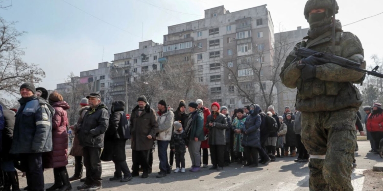 На горячую линию Фонда Рината Ахметова обращаются вывезенные в РФ мариупольцы – звонят из Саратова, Воронежа, Омска…(ВИДЕО)