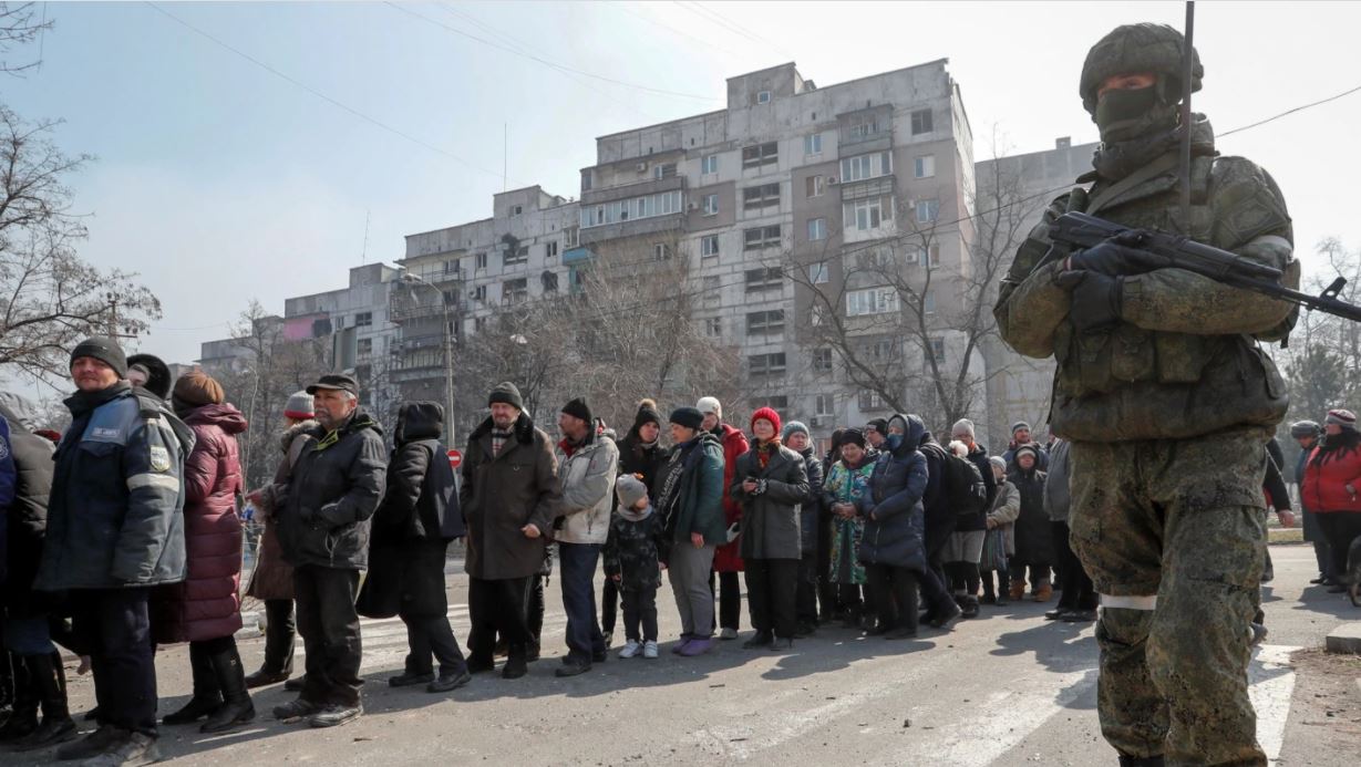 На горячую линию Фонда Рината Ахметова обращаются вывезенные в РФ мариупольцы – звонят из Саратова, Воронежа, Омска…(ВИДЕО)