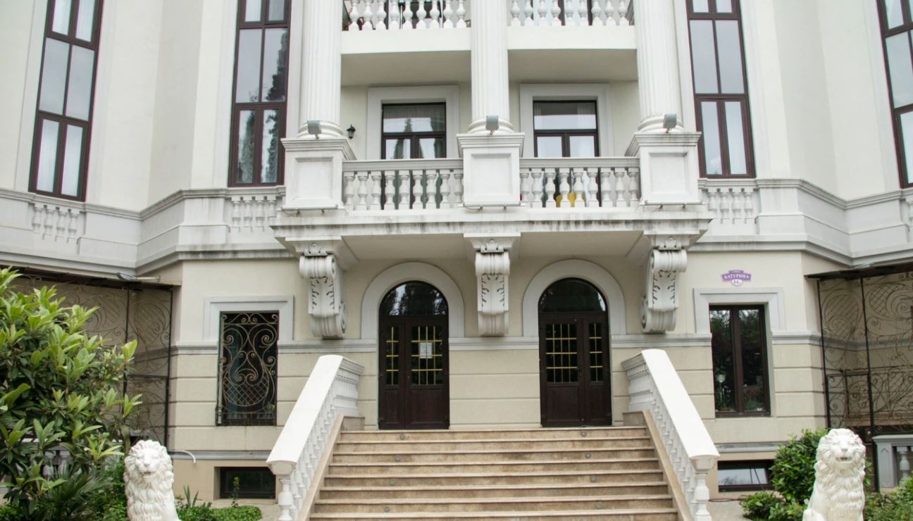 Рашисты решили “национализировать” квартиру Зеленских в Крыму (ФОТО)