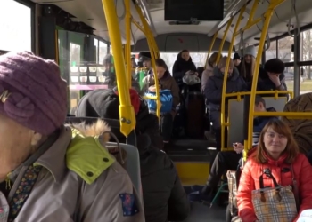 Из Николаева подальше от войны централизованно уезжают 300-500 человек в день (ВИДЕО)