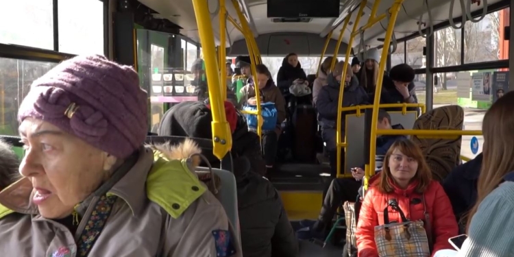 Из Николаева подальше от войны централизованно уезжают 300-500 человек в день (ВИДЕО)