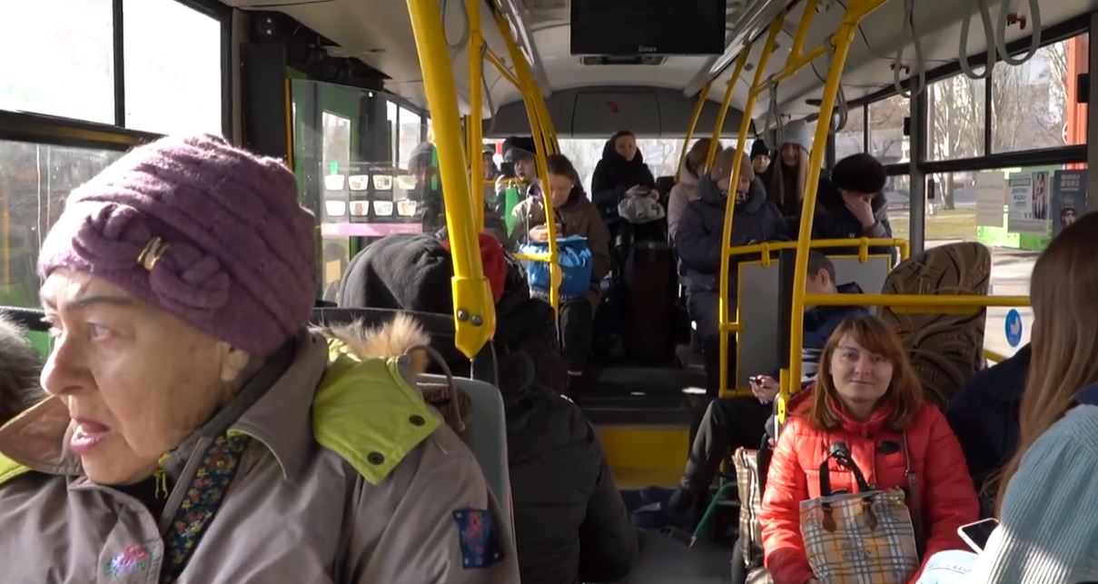 Из Николаева подальше от войны централизованно уезжают 300-500 человек в день (ВИДЕО)