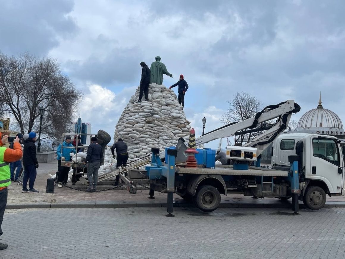 Одесситы спасают Дюка: вокруг памятника выложат более тысячи мешков с песком (ФОТО) 6