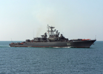 Корабль РФ в Черном море под угрозой расстрела хочет прикрыться мирным судном, как щитом