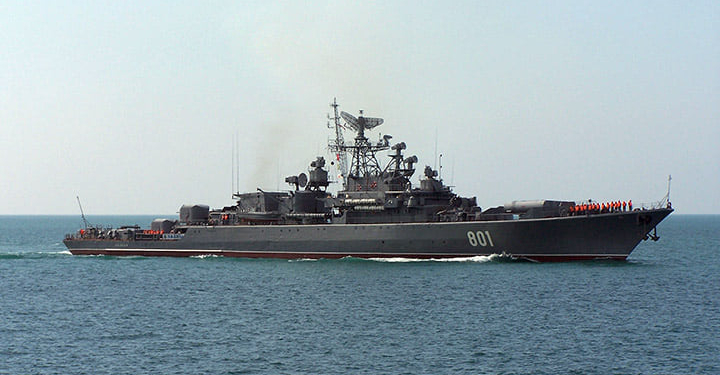 Корабль РФ в Черном море под угрозой расстрела хочет прикрыться мирным судном, как щитом