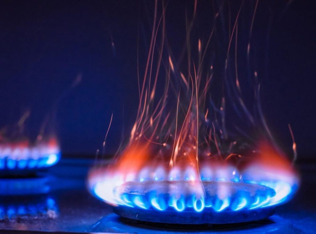 Скільки коштуватимуть газ та нафта у 2022 році: прогноз НБУ 1