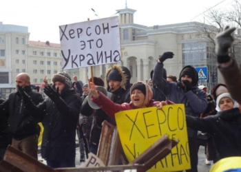 В Херсоне многотысячный митинг в День освобождения от фашистов, новые оккупанты стреляют, рядом кучка колаборантов с флагами СССР (ФОТО, ВИДЕО)
