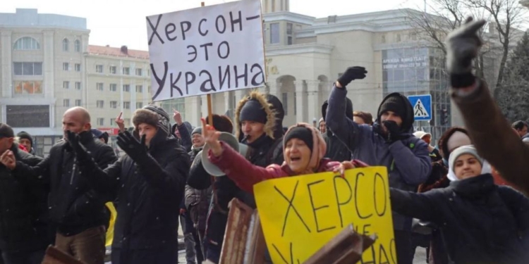 В Херсоне многотысячный митинг в День освобождения от фашистов, новые оккупанты стреляют, рядом кучка колаборантов с флагами СССР (ФОТО, ВИДЕО)