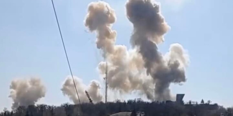 Рашисты атаковали телебашню в Изюме и мемориал павшим во Второй мировой