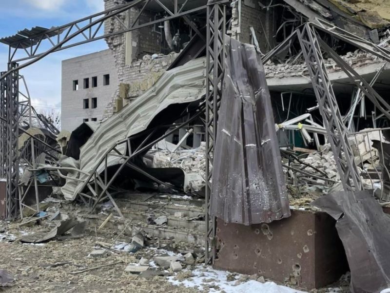 Zвери разбомбили больницу в Изюме (ФОТО, ВИДЕО)