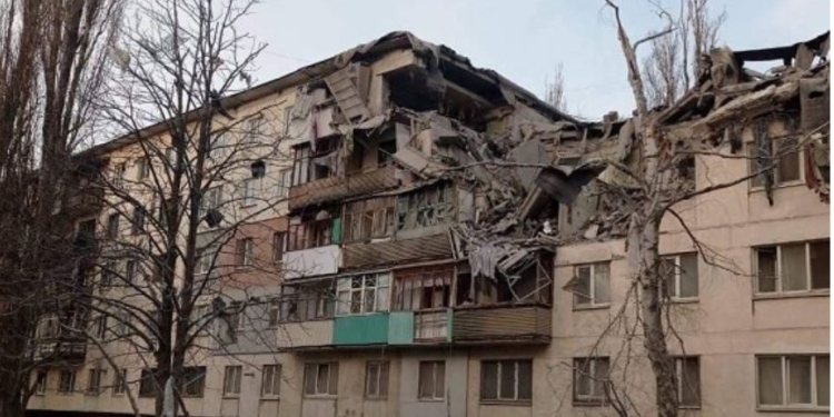 Рашисты с утра расстреливают Лисичанск – бьют по жилым домам (ФОТО)