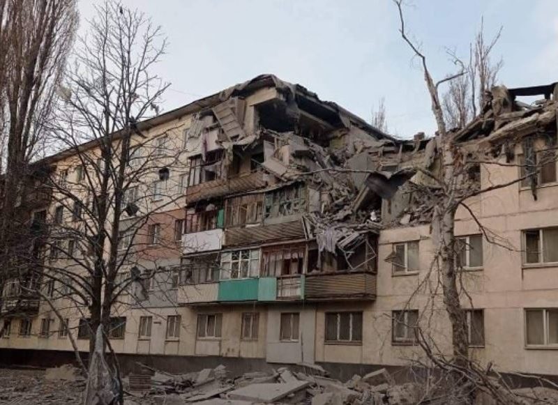Рашисты с утра расстреливают Лисичанск – бьют по жилым домам (ФОТО)