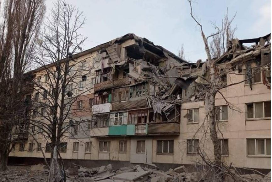 Рашисты с утра расстреливают Лисичанск - бьют по жилым домам (ФОТО) 9