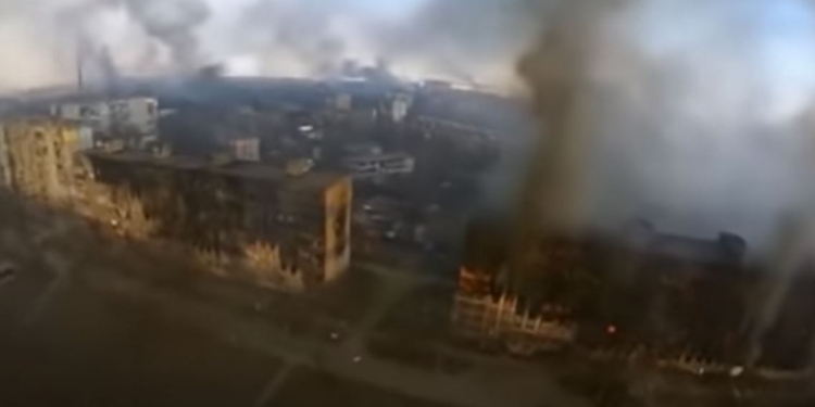 Из Мариуполя выпустили всего 160 частных авто. Как сейчас выглядит город (ВИДЕО)