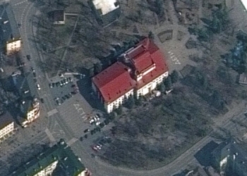 Из бомбоубежища под завалами драмтеатра в Мариуполе спасли 130 человек. Но там может быть больше тысячи