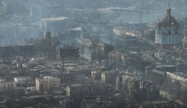 Это должен увидеть каждый. Журналист вывез флешку с фото из Мариуполя, спрятав ее в конфете (ФОТО, ВИДЕО)