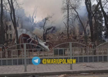 В бомбоубежище под театром в Мариуполе выжили люди, – Тарута