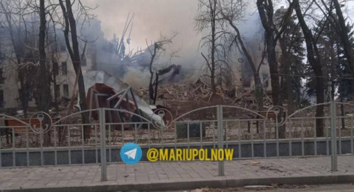 В бомбоубежище под театром в Мариуполе выжили люди, – Тарута