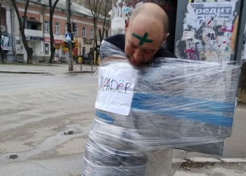 В Николаеве мародер вломился в квартиру одинокой старушки… а потом вдруг привязал себя к столбу