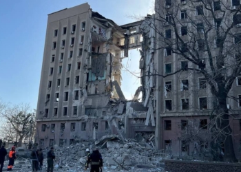 Ракетный удар по Николаевской ОГА: спасатели достали из-под завалов 7 тел (ФОТО, ВИДЕО)