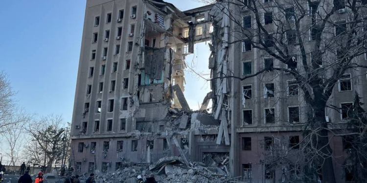 Ракетный удар по Николаевской ОГА: спасатели достали из-под завалов 7 тел (ФОТО, ВИДЕО)