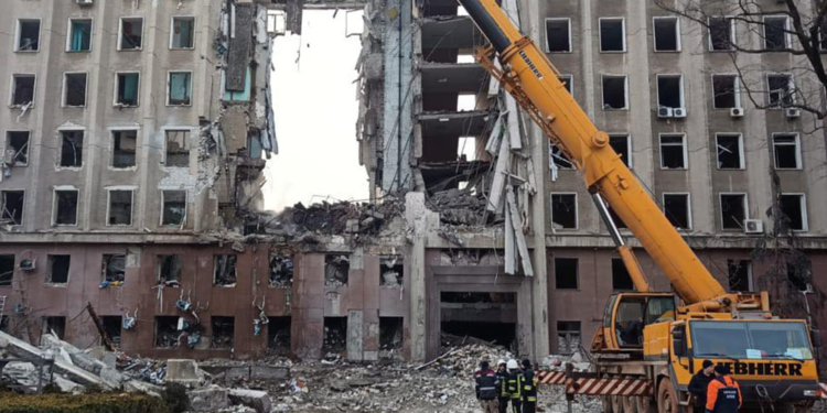 Продолжается спасательная операция на месте разрушения Николаевской ОГА (ФОТО)