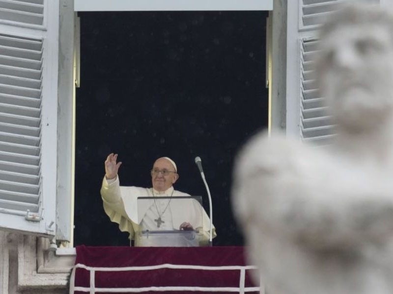 Лікар заборонив Папі Римському їхати в Україну, але він поговорить з Зеленським вже сьогодні, – CNN