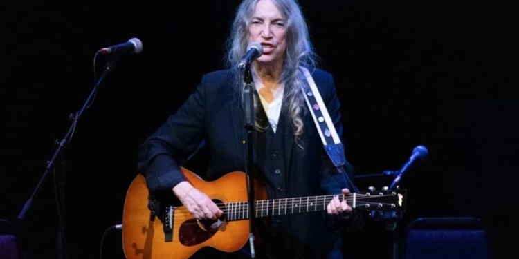 Звезда панк-рока Патти Смит перевела на английский и спела Гимн Украины (ВИДЕО)