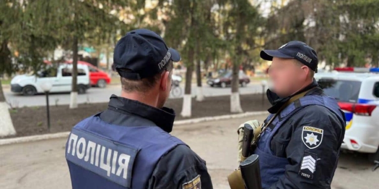 Миколаївські правоохоронці фіксуют руйнування внаслідок артобстрілів (ФОТО)