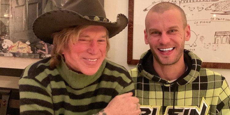 Микки Рурк со своим помощником из Николаева записал обращение к украинцам (ВИДЕО)