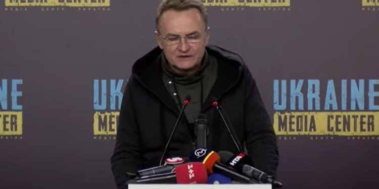 Ракетный удар по Львову. Попало в нефтебазу, школу и детсад. Садовый считает – это привет Байдену (ВИДЕО)