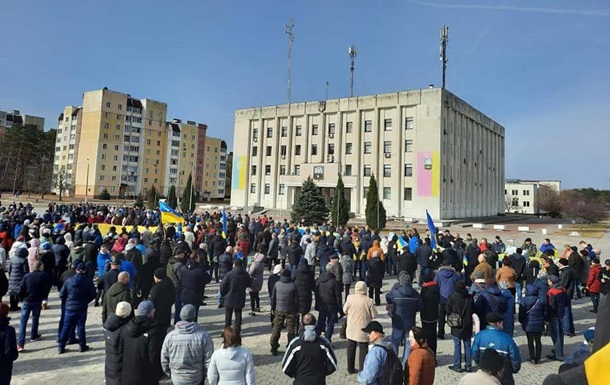 Танки рашистов вошли в Славутич, похитили мэра, люди вышли на митинг (ФОТО, ВИДЕО)