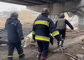 В Ирпене спасатели достают тела убитых рашистами горожан (ВИДЕО)