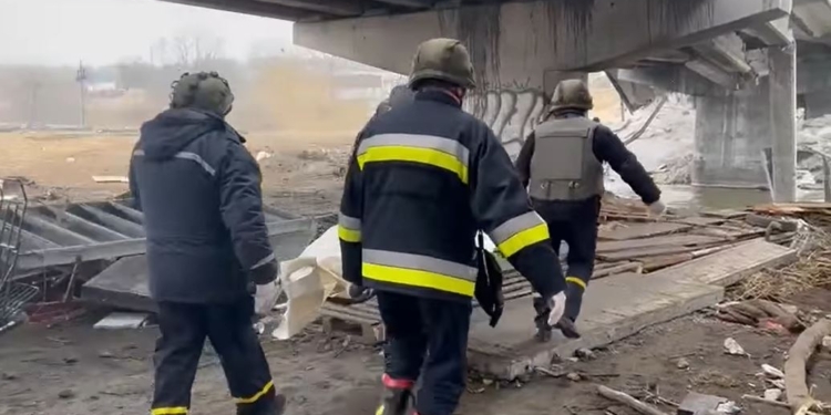 В Ирпене спасатели достают тела убитых рашистами горожан (ВИДЕО)