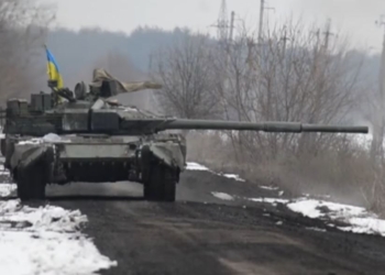 В украинских распаханных полях вязнет вражеская техника. Бойцы говорят – есть выбор (ВИДЕО)
