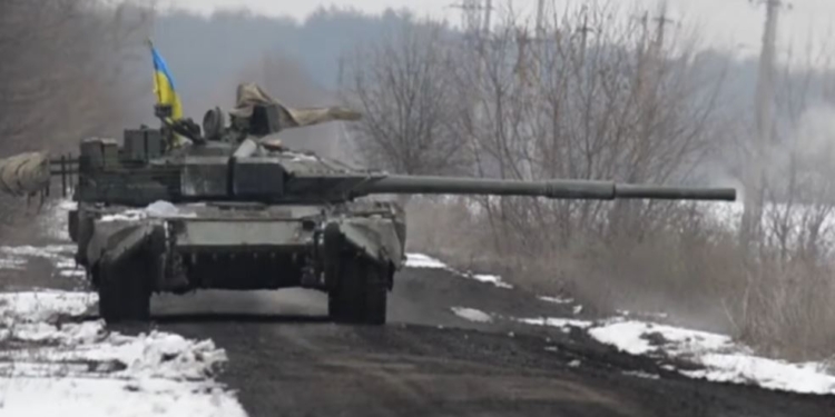 В украинских распаханных полях вязнет вражеская техника. Бойцы говорят – есть выбор (ВИДЕО)