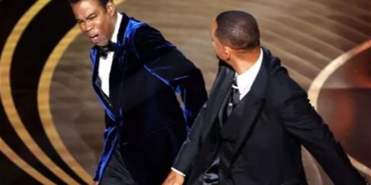 Уилл Смит ударил ведущего «Оскара» Криса Рока за бестактную шутку о своей жене (ВИДЕО)