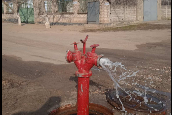 Жители Варваровки могут запастись водой на пожарных гидрантах, работающих от дюкера