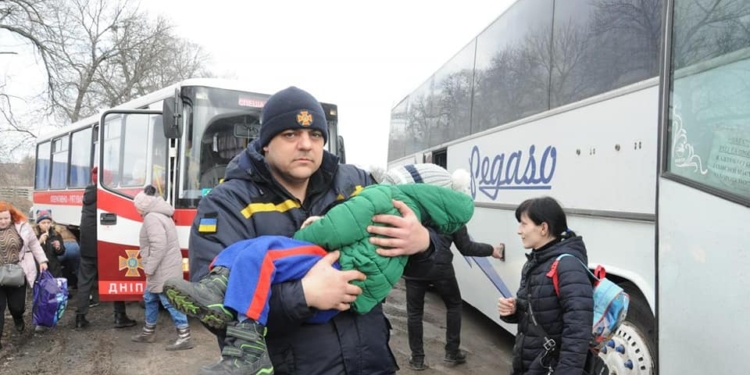 На Вознесенщине спасатели разбирают завалы после боев и эвакуируют жителей