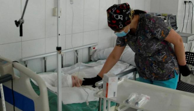 В Мариуполе российский оккупант выстрелил в лицо 11-летней девочке, она чудом выжила (ВИДЕО)