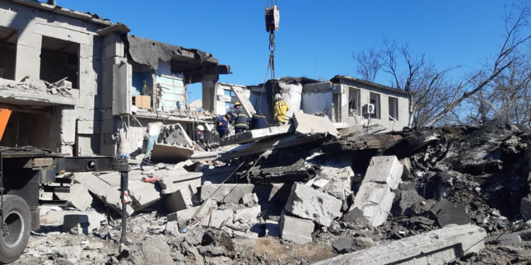 Спасатели завершили поисковые работы в руинах сельской школы на Николаевщине: найдены 3 пострадавших и 7 тел погибших (ФОТО)