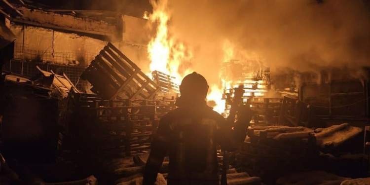 “Хотят устроить голод”. Рашисты умышленно уничтожают склады с продовольствием на Луганщине