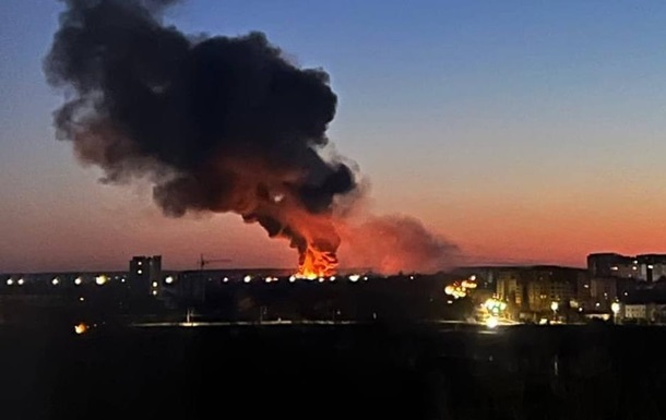 В оккупированном Шахтерске горят и взрываются склады боеприпасов (ВИДЕО)