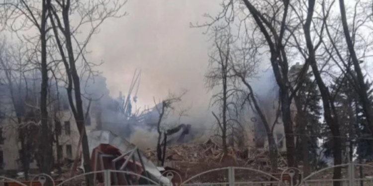 рашистські окупанти скинули бомбу на Драматичний театр у Маріуполі, де ховалося багато людей