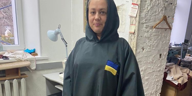 Згуртованість: в Миколаєві в колишньому російському театрі шиють одяг, а в училищі технологій та дизайну – нарукавні пов’язки для захисників (ФОТО