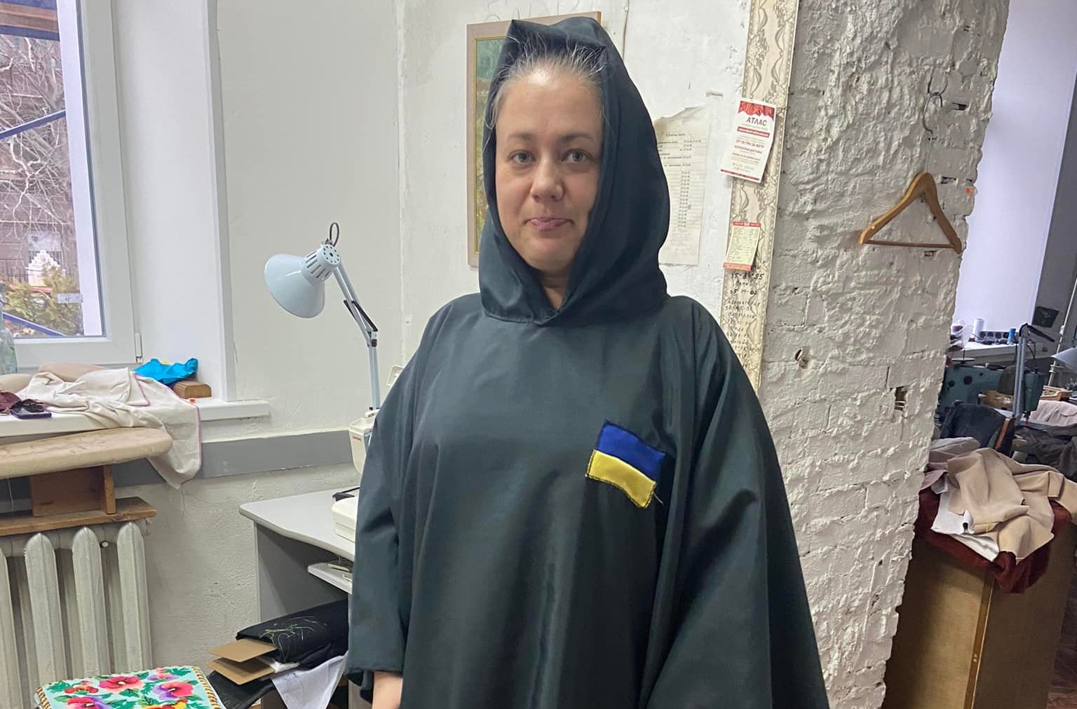 Згуртованість: в Миколаєві в колишньому російському театрі шиють одяг, а в училищі технологій та дизайну – нарукавні пов’язки для захисників (ФОТО
