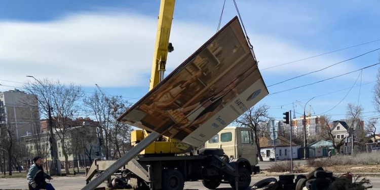 У Миколаєві вже прибрали 24 борди (ФОТО)