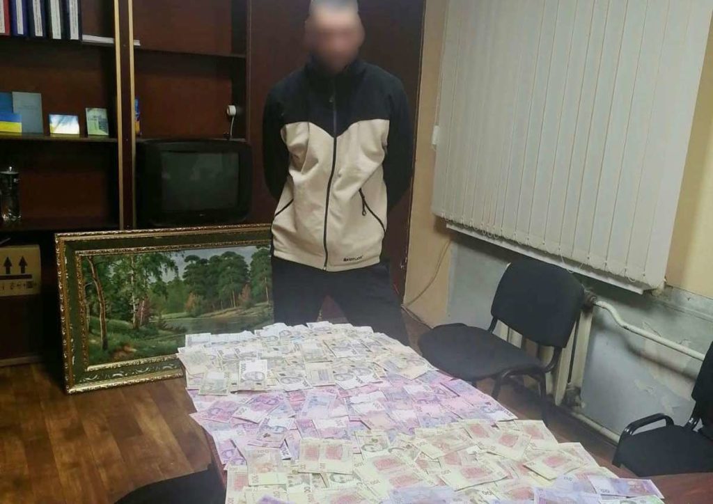 В Николаевской области задержан мародер из Херсона, укравший из терминала на разбитой АЗС 90 тыс.грн. (ФОТО) 13