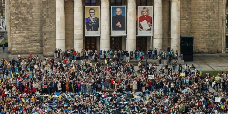 “Припиніть обіцяти, почніть діяти!”: у Варшаві тисячі людей лягли на землю у пам’ять про загиблих в Україні (ВІДЕО)